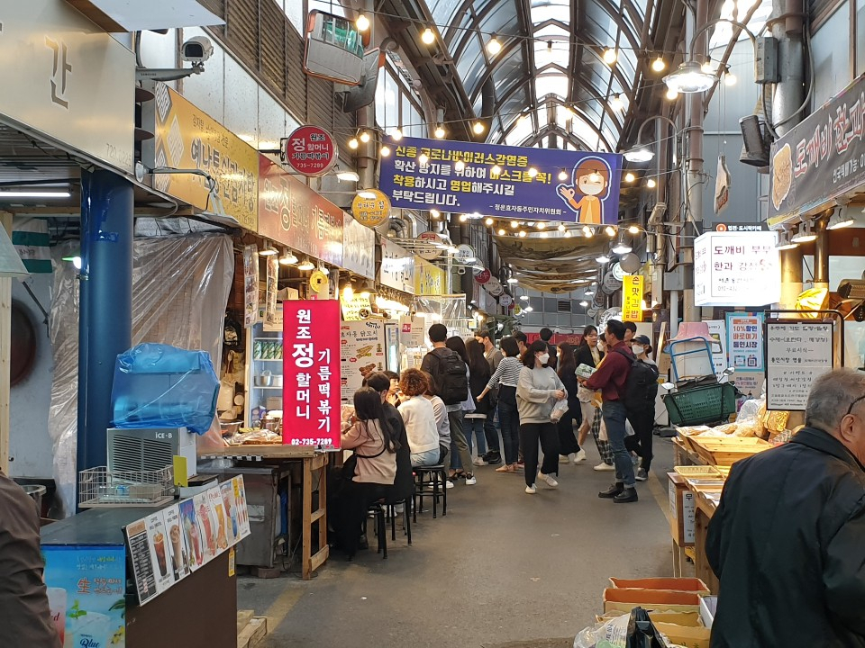 17일 서울 종로구 통인시장. 시장을 찾는 사람들이 조금 늘었다고 하지만 상인들은 긴급재난지원금을 사용하는 손님이 많지 않았다고 했다. [사진=박재석 기자]