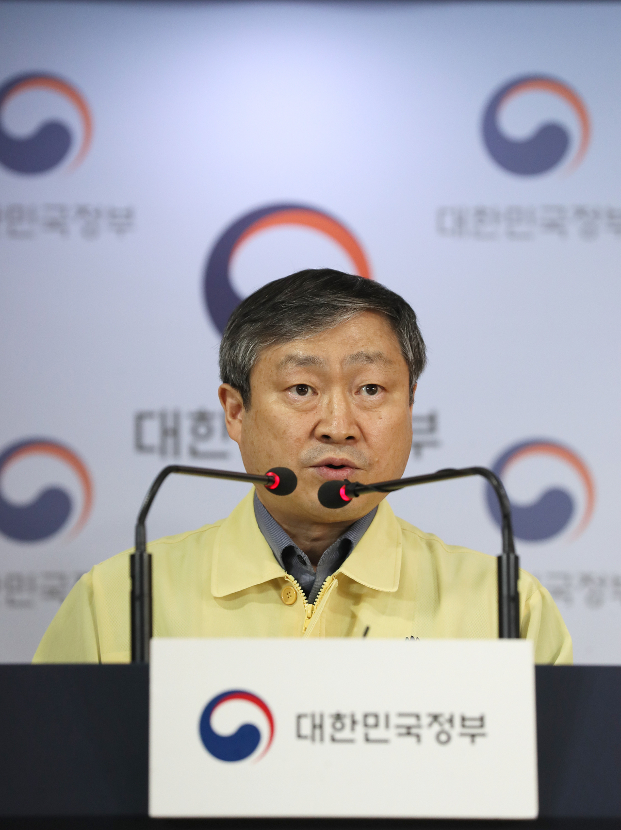 박백범 교육부 차관이 17일 오후 정부서울청사에서 등교수업 관련 사항에 대해 브리핑을 하고 있다. [연합]