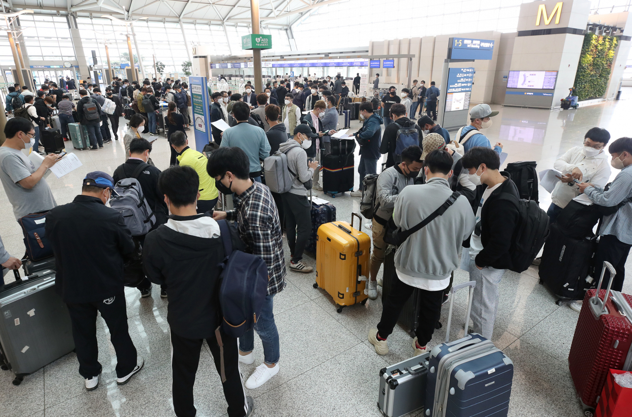 지난 10일 오전 인천국제공항에서 중국 텐진으로 향하는 삼성디스플레이, 삼성전기, 삼성 디스플레이 협력사 임직원들이 탑승 수속을 하고 있다. 이들은 지난 1일부터 시행에 들어간 기업인 신속통로(입국절차 간소화) 제도를 통해 중국에 입국한다. [연합]
