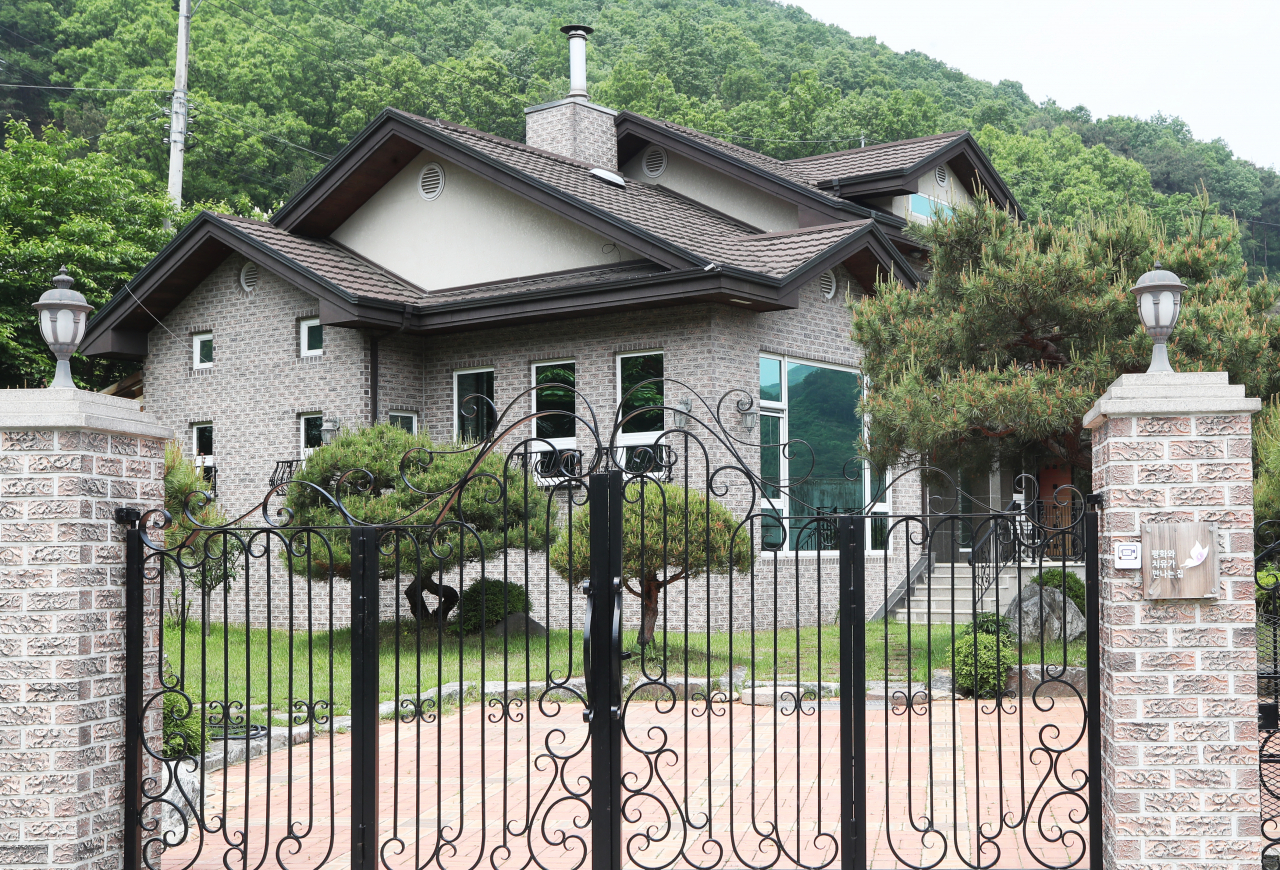 정의기억연대가 지정기부금을 받아 일본군 위안부 피해자들을 위한 쉼터로 운영하다 지난달 23일 건물 매각 계약을 체결하고 반납 절차가 진행 중인 경기도 안성시 '평화와 치유가 만나는 집' 문이 지난 17일 굳게 닫혀 있다. [연합]