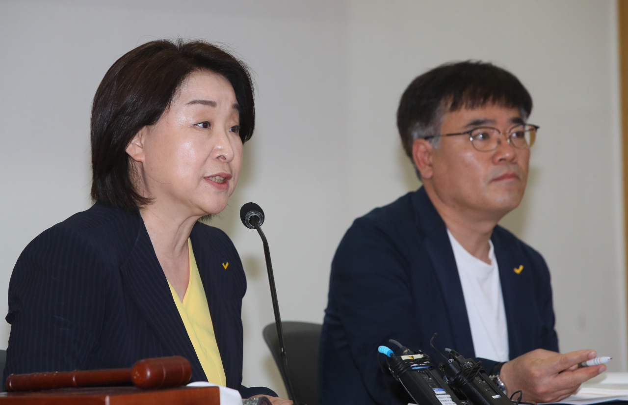 심상정 정의당 대표가 17일 국회에서 열린 5기 제10차 전국위원회에서 인사말하고 있다. 오른쪽은 김종민 부대표. [연합]