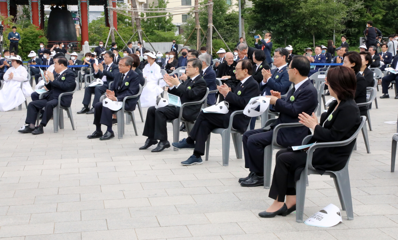 18일 오전 광주광역시 동구 옛 전남도청 앞에서 열린 제40주년 5·18 민주화운동 기념식에서 참석자들이 신종 코로나바이러스 감염증(코로나19) 예방 차원에서 띄어앉아 있다. 오른쪽부터 정의당 심상정 대표, 미래통합당 주호영 원내대표, 미래통합당 이해찬 대표. 연합뉴스