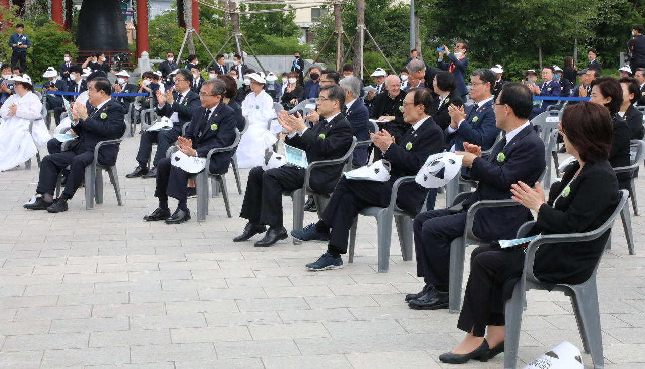 18일 오전 광주광역시 동구 옛 전남도청 앞에서 제40주년 5·18 민주화운동 기념식이 열리고 있다. [연합]