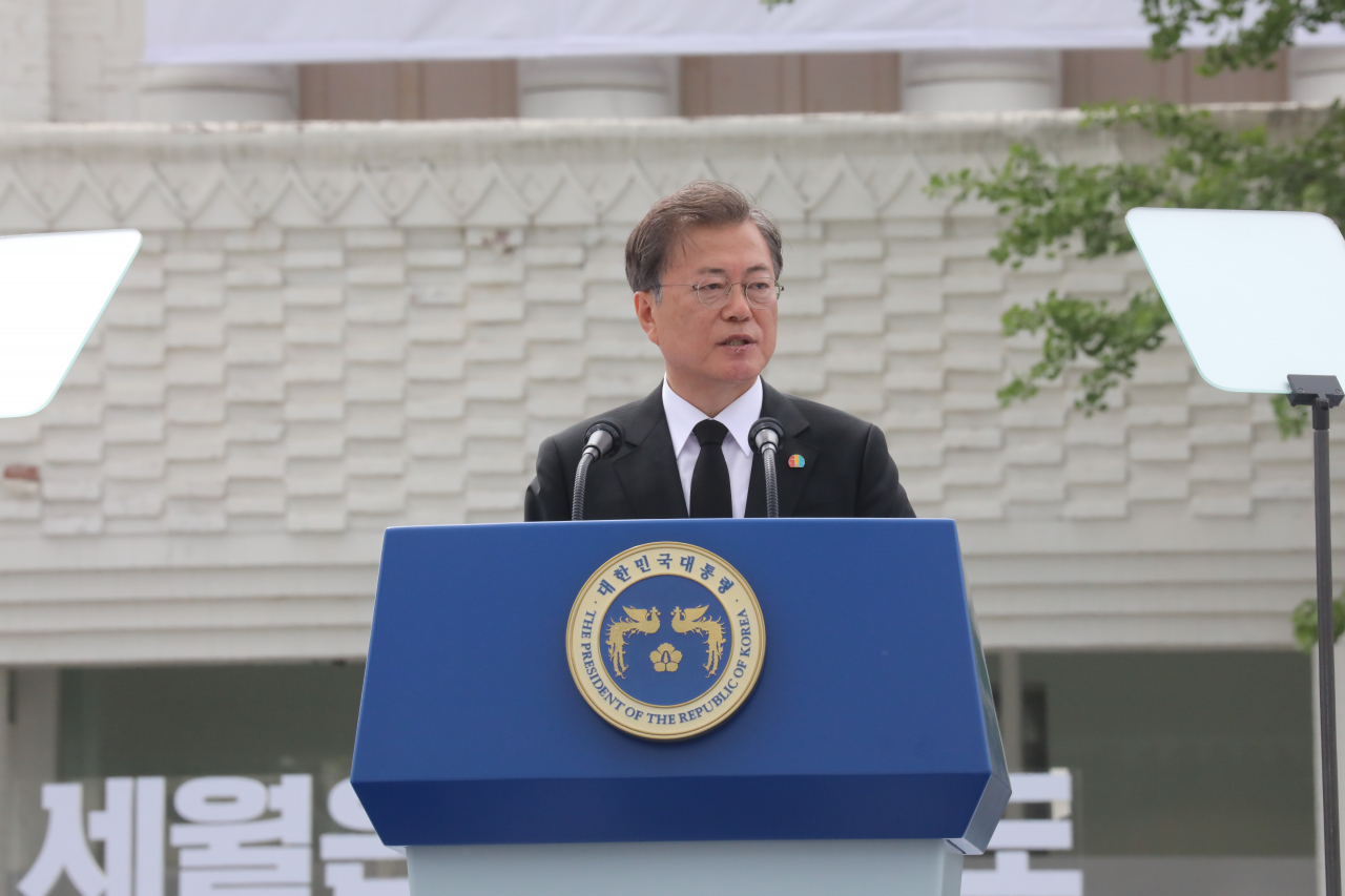 문재인 대통령이 18일 오전 광주광역시 동구 옛 전남도청 앞에서 열린 제40주년 5·18 민주화운동 기념식에 참석해 기념사를 하고 있다. [연합]