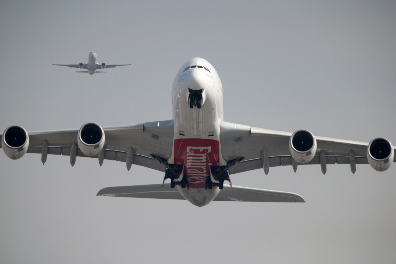 에미레이트항공 소속 A380 여객기가 두바이국제공항에서 이륙하고 있다. [로이터]