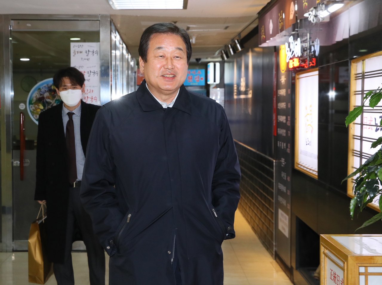 김무성 미래통합당 의원이 지난달 22일 서울 여의도 한 음식점에 열린 미래통합당 비박계 만찬 회동에 입장하고 있다. [연합]