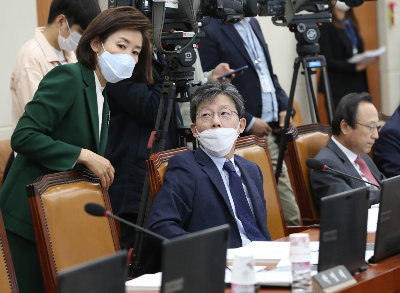 나경원 미래통합당 의원과 유승민 의원이 28일 오전 서울 여의도 국회에서 열린 국회 기획재정위원회 전체회의에서 대화하고 있다. [연합]