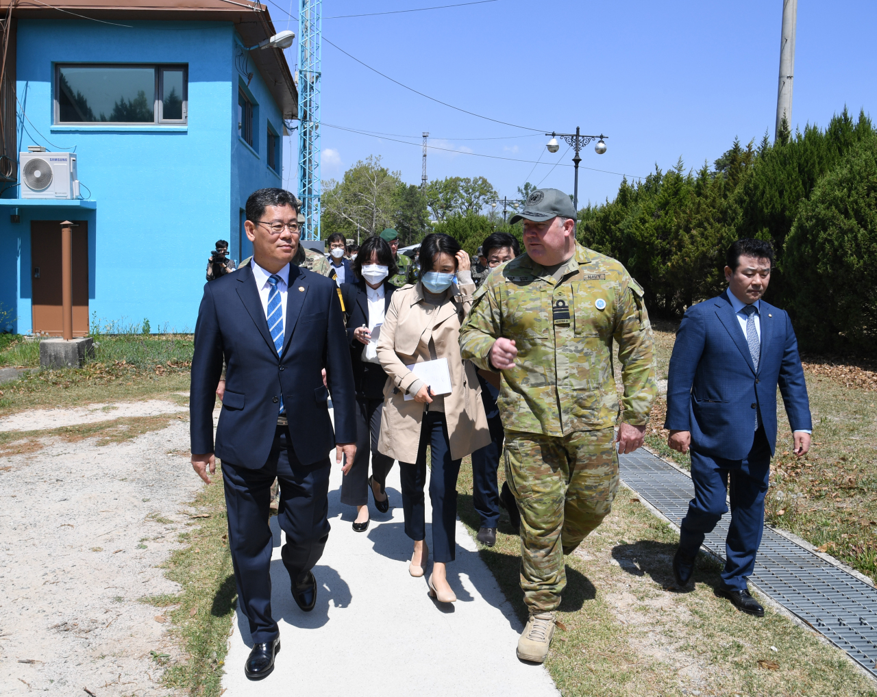 Unification Minister Kim Yeon-chul (left) inspects tourism routes at the truce village of Panmunjom in Paju, Gyeonggi, during a visit to the demilitarized zone earlier this month. (Yonhap)