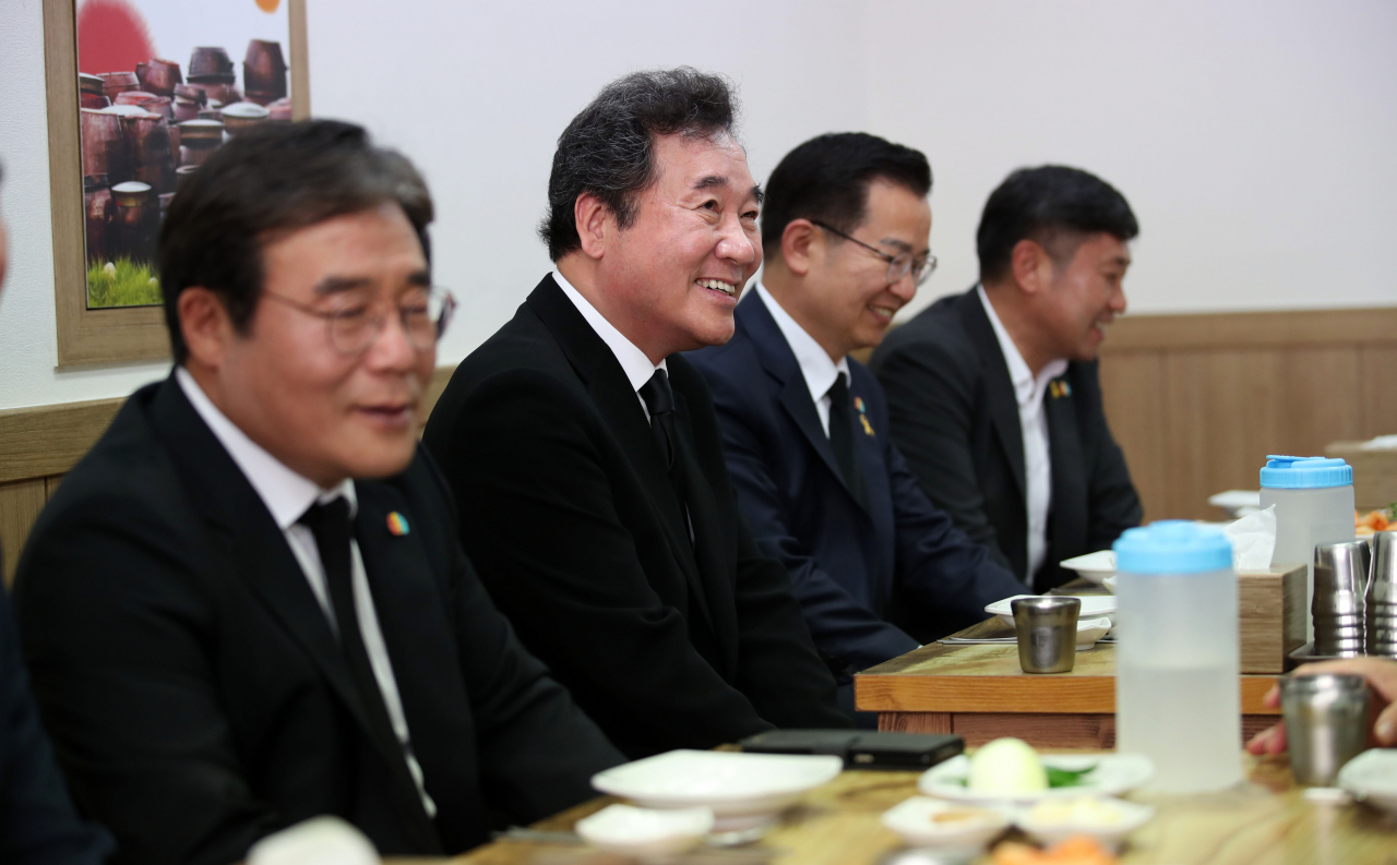 이낙연 더불어민주당 코로나19국난극복위원장이 18일 광주 상무지구의 한 음식점에서 21대 총선 호남 지역 당선인들과 오찬을 하고 있다. [연합]