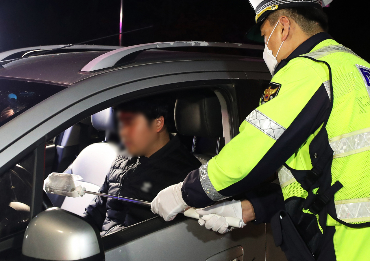 지난달 18일 오후 경기도 광주시 역동삼거리에서 경찰이 비접촉식 음주 감지기를 활용한 음주 단속 시연을 하고 있다. [연합]