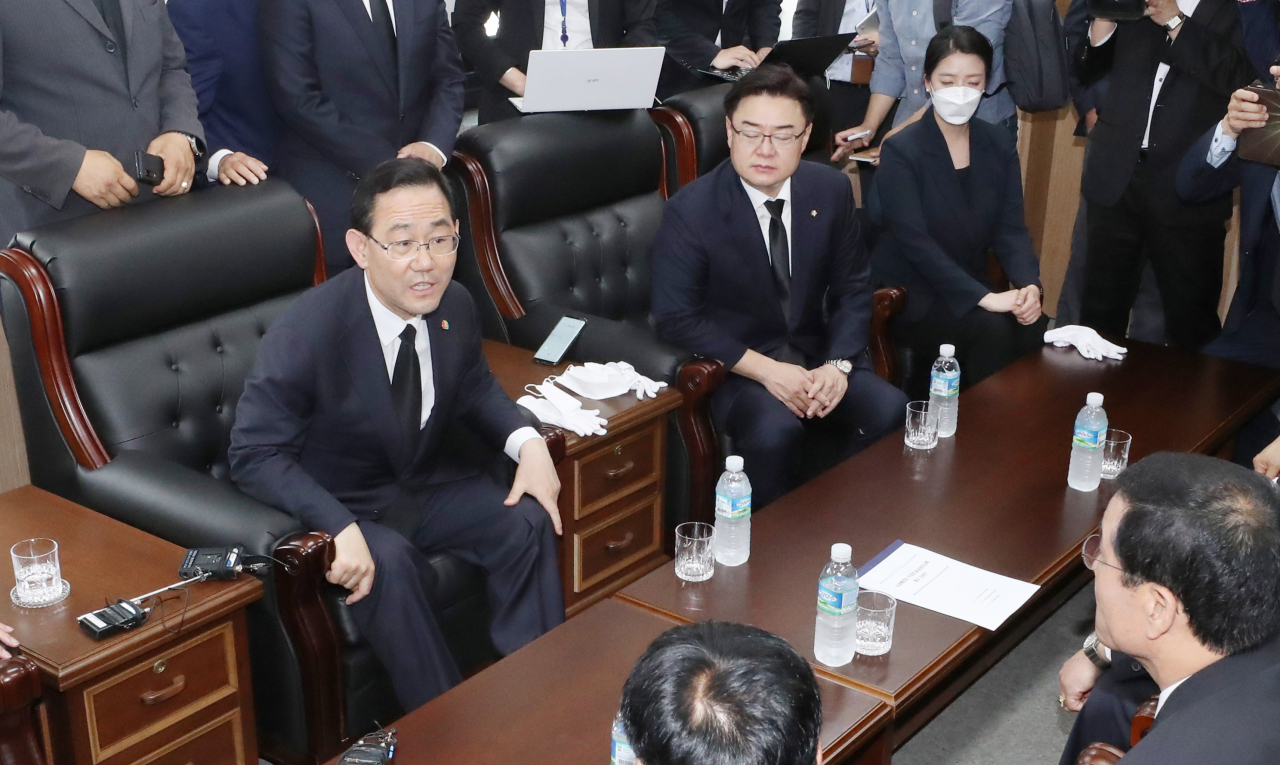 5·18 민주화운동 40주년을 맞은 18일 광주 북구 운정동 국립 5·18민주묘지 접견실에서 주호영 미래통합당 원내대표가 5·18단체 대표자와 면담하고 있다. [연합]