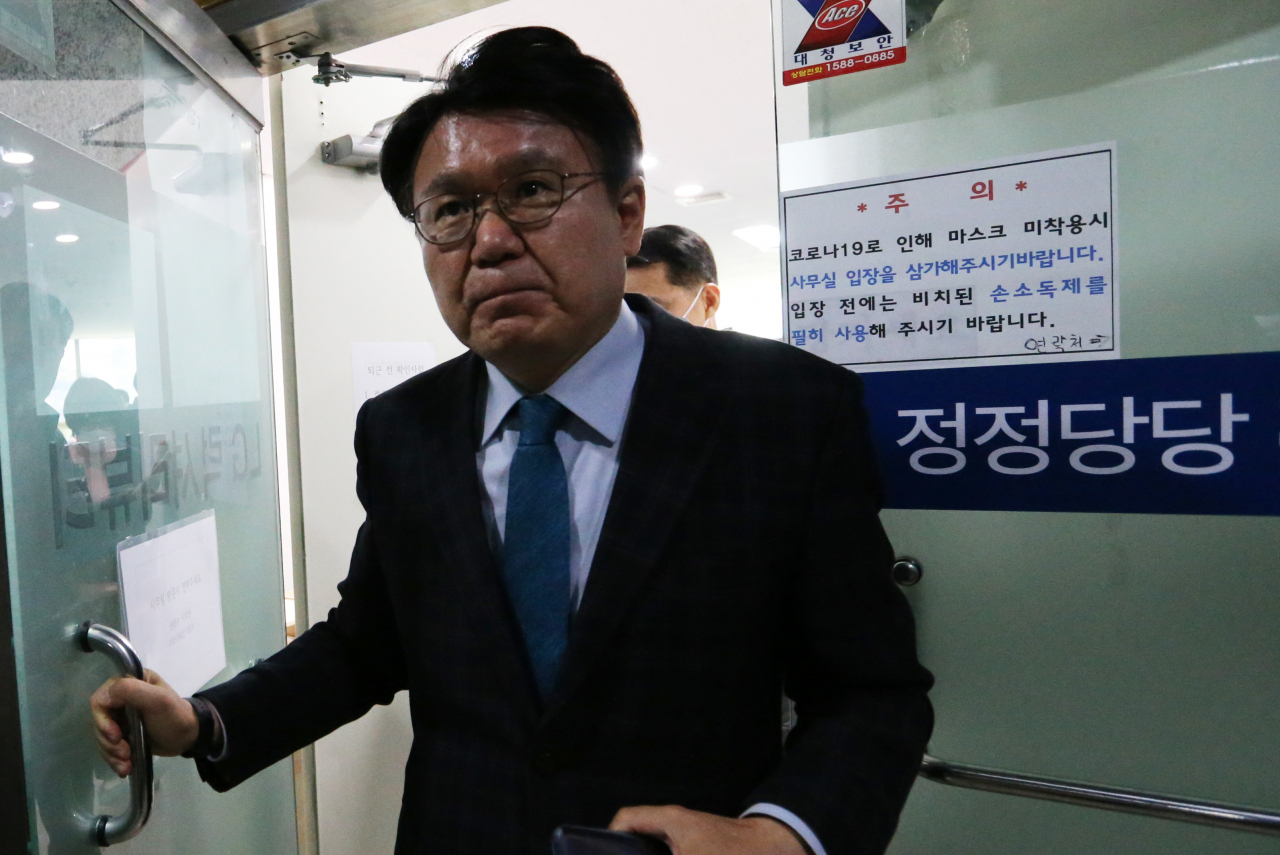 황운하 더불어민주당 당선인(대전 중)이 지난달 24일 오전 대전 중구 자신의 지역구 사무실이 검찰의 압수수색을 받자, 사무실을 나오고 있다. [연합]