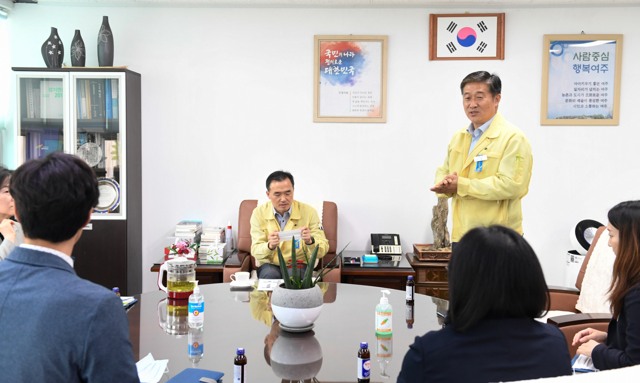 이항진 여주시장(가운데)은 능서면직원과 간담회를 가졌다. [여주시 제공]