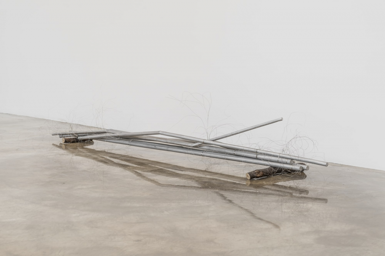 정서영, 〈0번〉, 2020, 알루미늄 주물, 스테인레스 철사, 목재, 291 x 82 x 49 cm [사진제공=바라캇 서울]