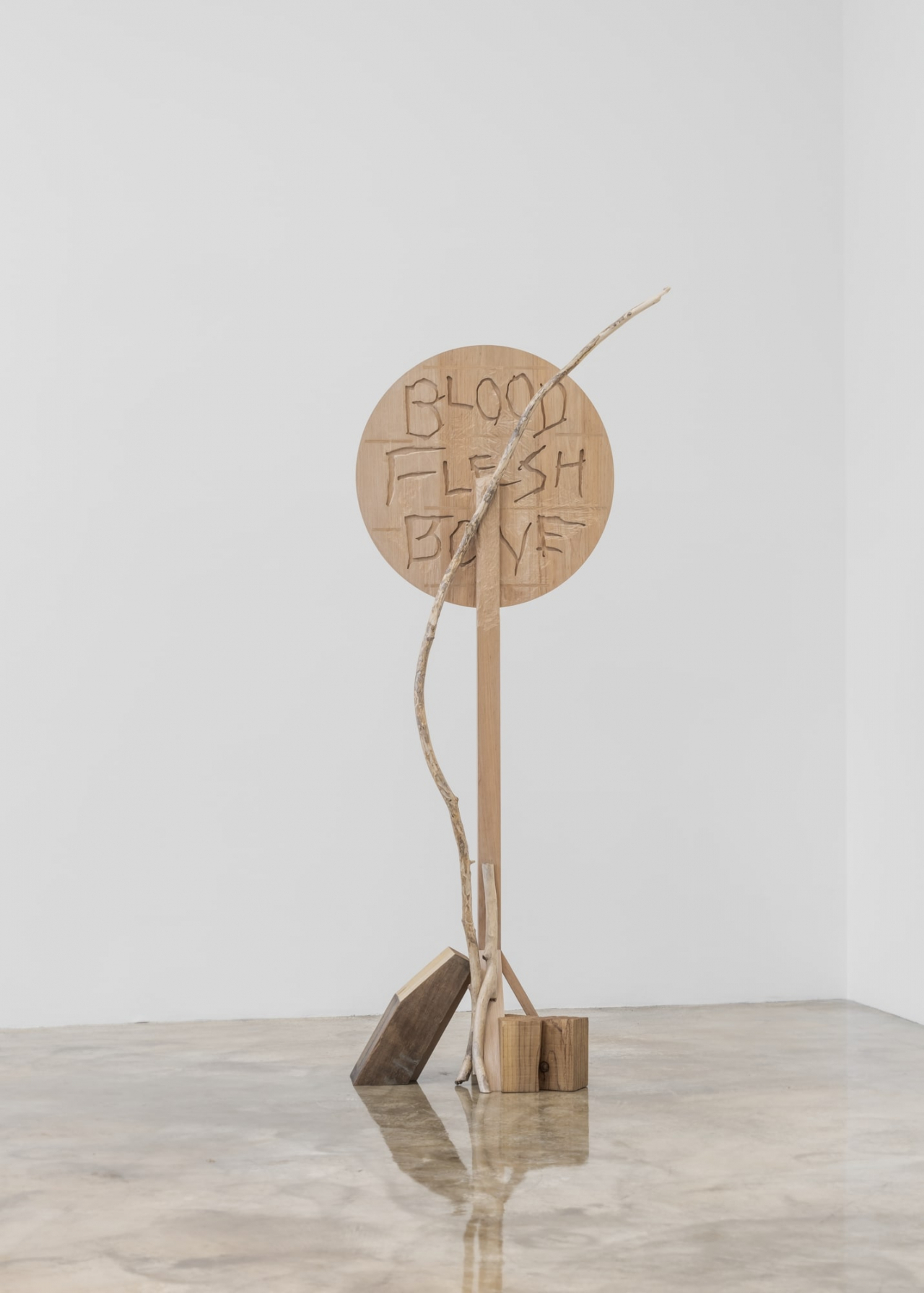 정서영, 〈피, 살, 뼈〉, 2019, 나무, 68 x 52 x 236cm [사진제공=바라캇 서울]