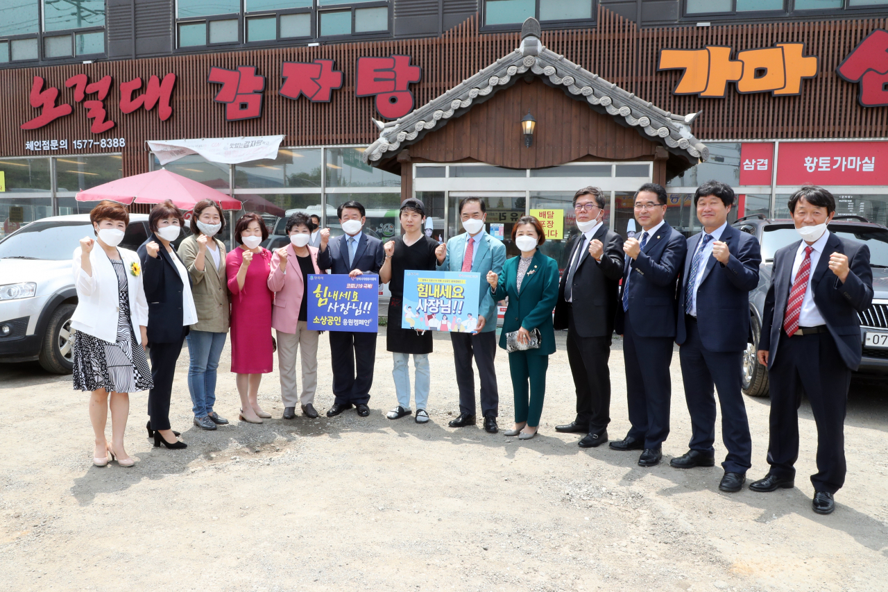 정장선 평택시장은 코로나19 피해식당 찾아 ‘힘내세요. 사장님’ 캠페인을 전개했다. [평택시 제공]