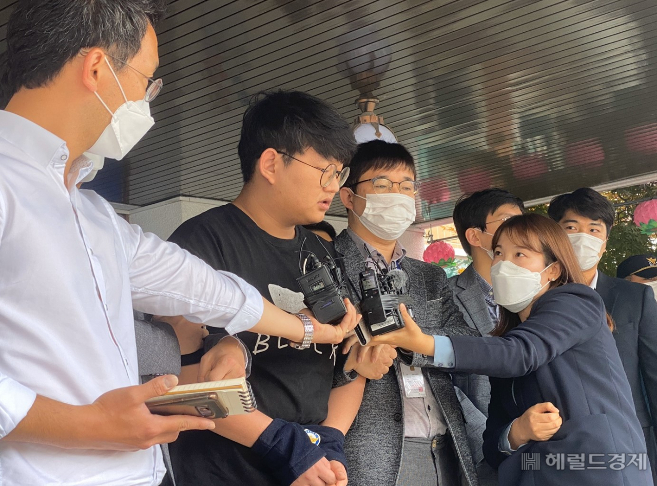 ‘갓갓’ 문형욱이 18일 오후 검찰 송치에 앞서 경북 안동경찰서에서 얼굴이 공개됐다.[사진=김병진 기자]