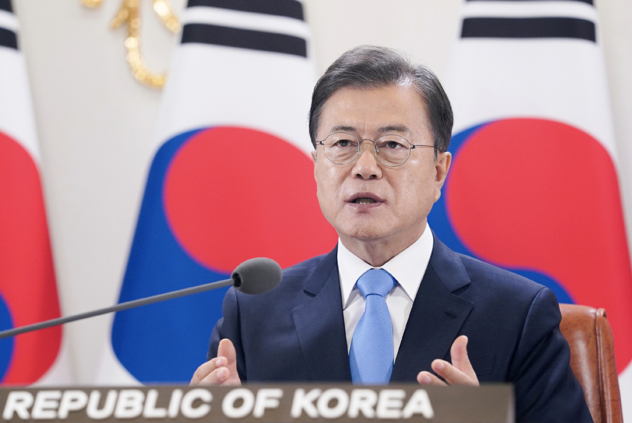 문재인 대통령이 18일 청와대 본관 집무실에서 세계보건기구(WHO) 세계보건총회(WHA) 초청 연설을 하고 있다. 연합뉴스
