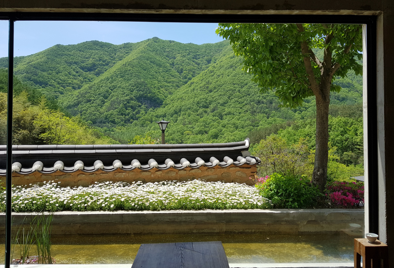 오송 한옥 창문에 비친 종남산