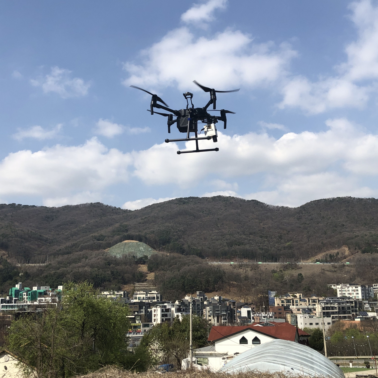 다중분광센서를 장착한 드론이 성남시 분당구 운중동 주변을 날고 있다. [성남시 제공]