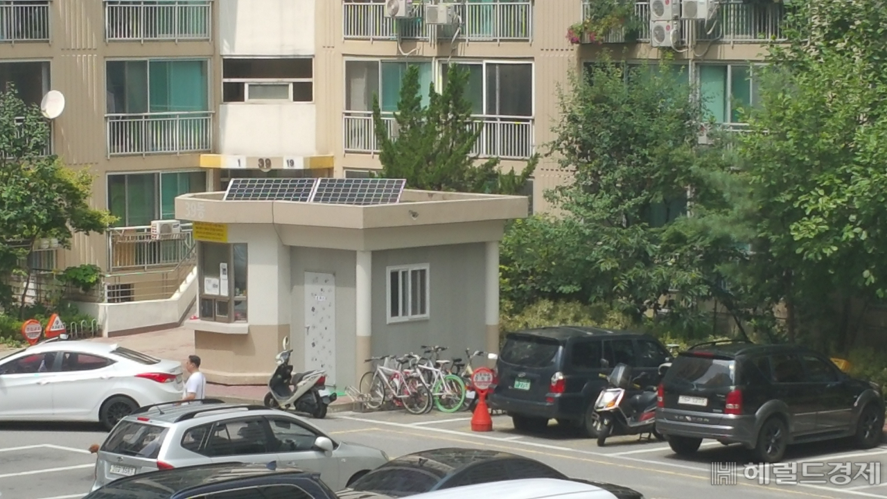 오래 된 아파트 단지 내 경비실은 외부에 노출돼 있어 무더위 등 근무 환경이 열악하다. [서울시 제공]