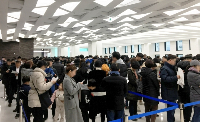 지난해 12월 20일 ‘12.16’ 부동산 대책 이후 서울에서 문을 연 ‘호반써밋송파’ 견본주택 내부. 9억원 초과 주택에 대한 강력한 대출규제가 시행된 직후지만, 시세보다 분양가가 싸 주택 수요자들이 대거 몰렸다. [호반건설]