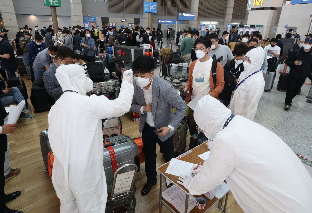 지난 5월 한중 양국이 합의한 ‘기업인 패스트트랙(신속통로)’ 제도를 통해 중국에 입국하고 있는 우리 기업인들의 모습. [연합]