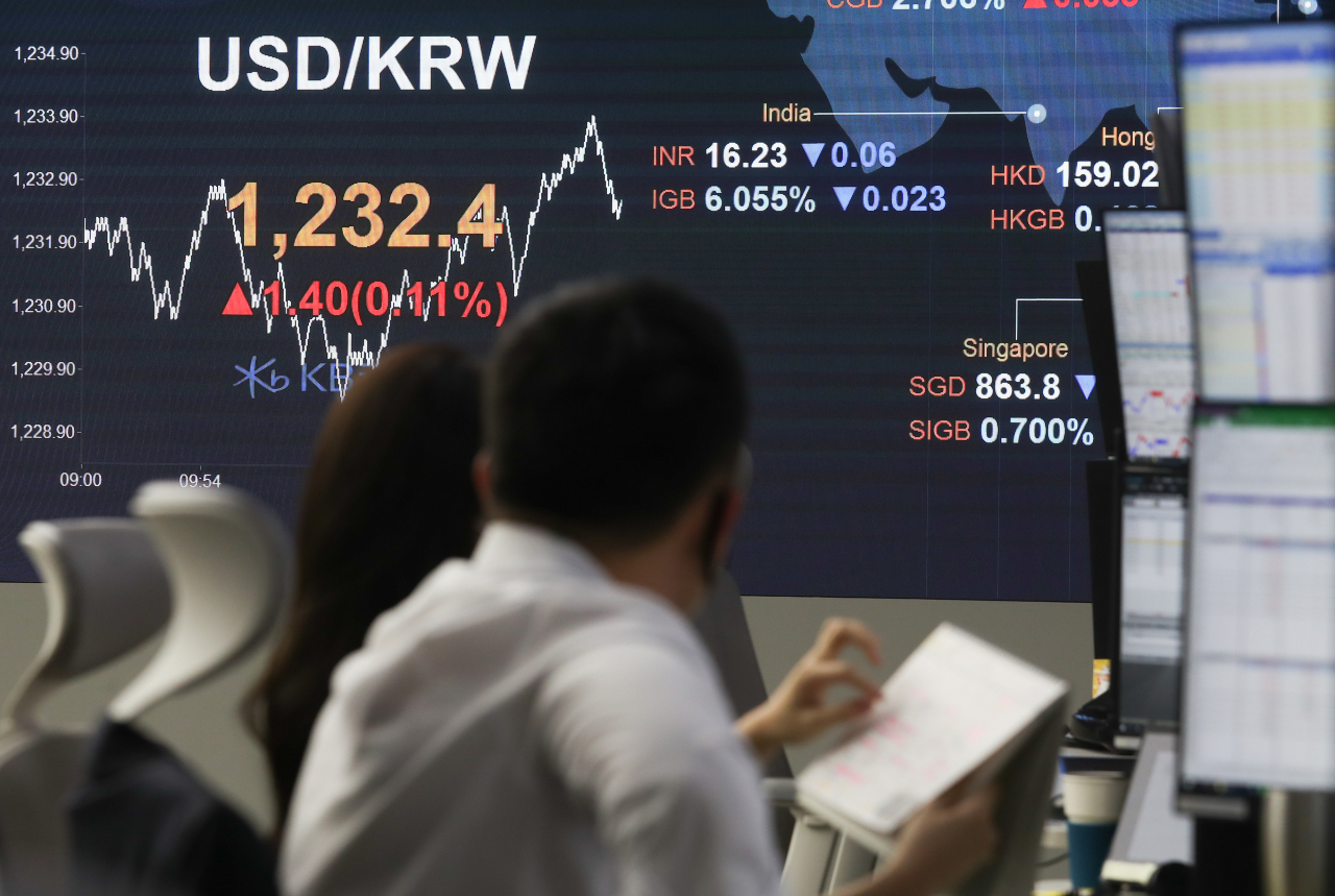 지난 18일 장을 마친 여의도 KB국민은행 딜링룸 모습. 연합뉴스