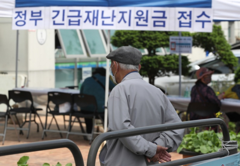 긴급재난지원금 오프라인 신청 접수 첫날인 18일 서울의 한 접수장소. 오프라인 신청에는 대부분 고연령층이 몰렸다. 디지털 격차가 사회 계급 격차로 이어질 가능성이 있다는 점이 긴급재난지원금 사업으로 간접 확인되고 있다. [연합]