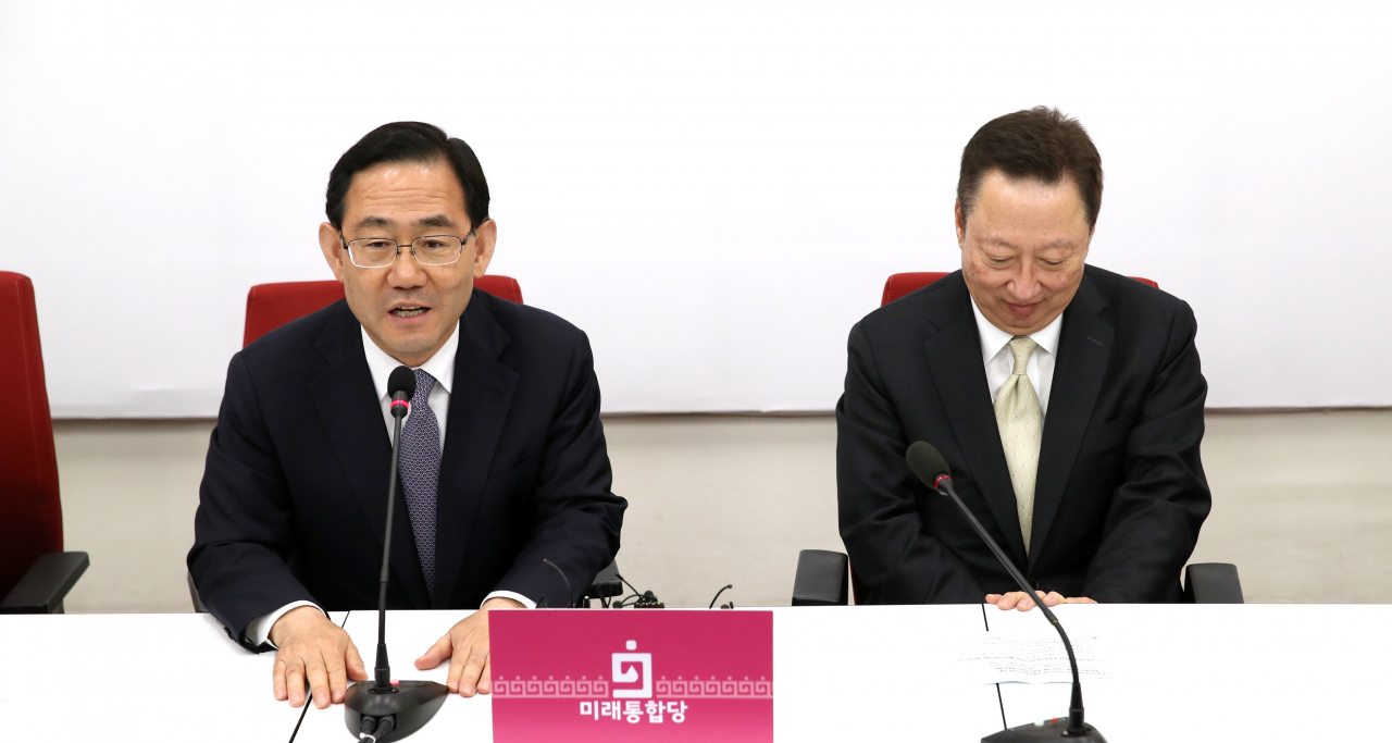 주호영 미래통합당 원내대표(왼쪽)가 19일 오전 서울 여의도 국회에서 박용만 대한상공회의소 회장과 만나 인사말을 하고 있다. [연합]