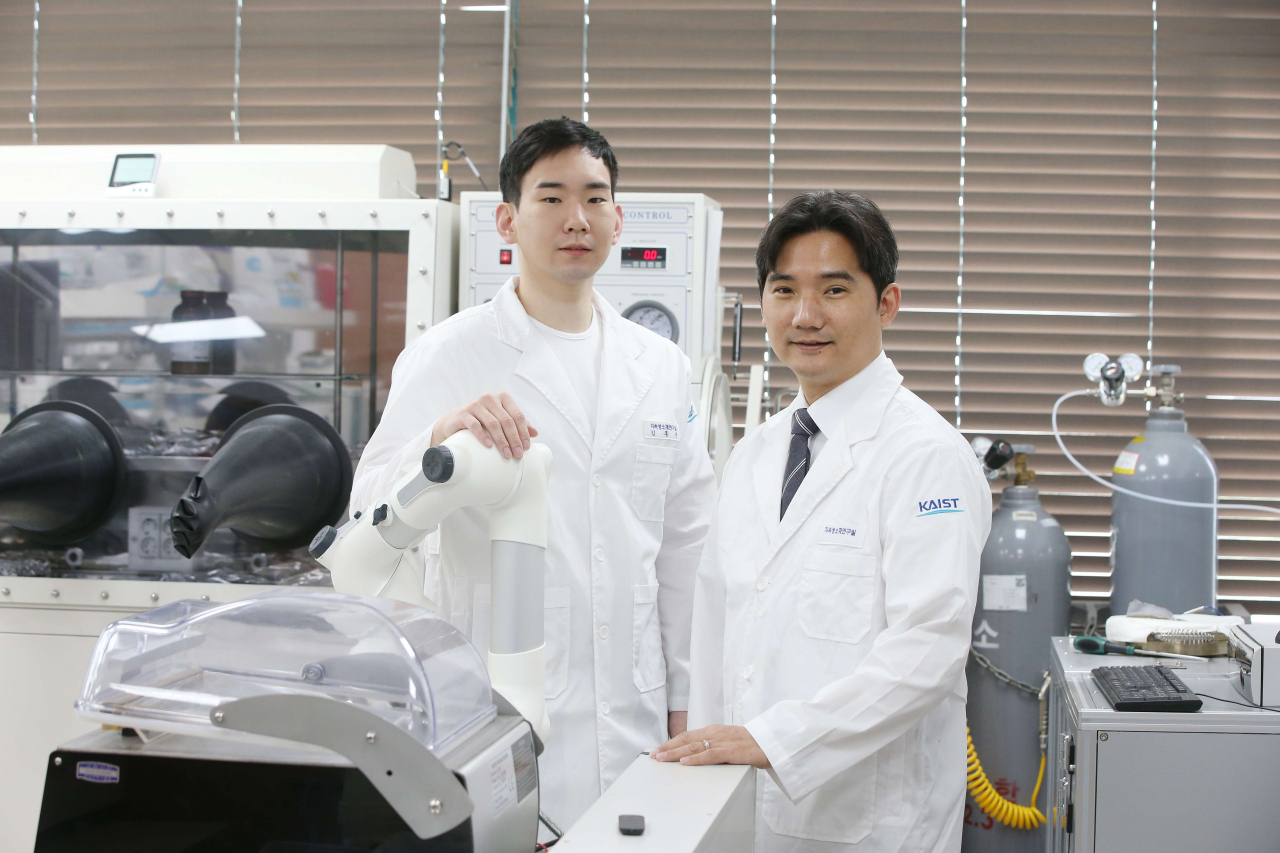 홍승범(오른쪽) KAIST 신소재공학과 교수와 김홍준 연구원.[KAIST 제공]