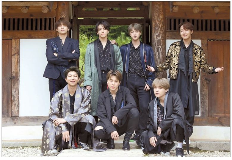 휴가와 서머패키지 촬영을 겸해 오성한옥마을을 찾은 BTS.