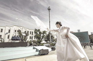 김선정 단국대 교수가 18일 오전 5·18민주광장에서 개최된 국가보훈처 주관 제40주년 5·18민주화운동 기념식 본행사 무대에서 ‘광주의 넋’을 주제로 살풀이춤 공연을 선보였다. [단국대 제공]