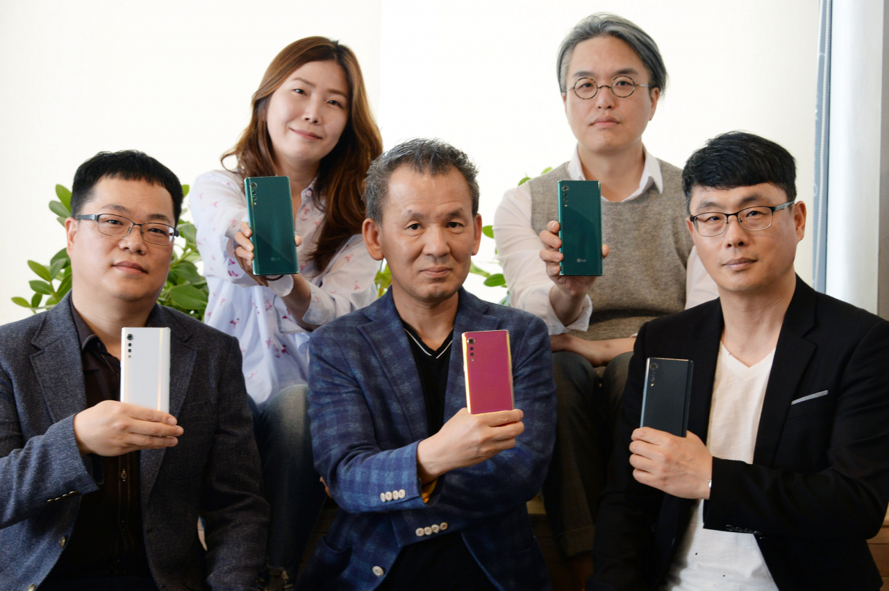 LG전자가 19일 LG 벨벳의 디자인과 후면 컬러 공법에 대한 온라인 테크 세미나를 실시했다. 왼쪽상단부터 LG 벨벳 디자인에 참여한 최보라 책임연구원, 유승훈 책임연구원, 도기훈 책임연구원, 김영호 전문위원, 김문영 책임연구원이 LG 벨벳을 소개하고 있다. [LG전자 제공]