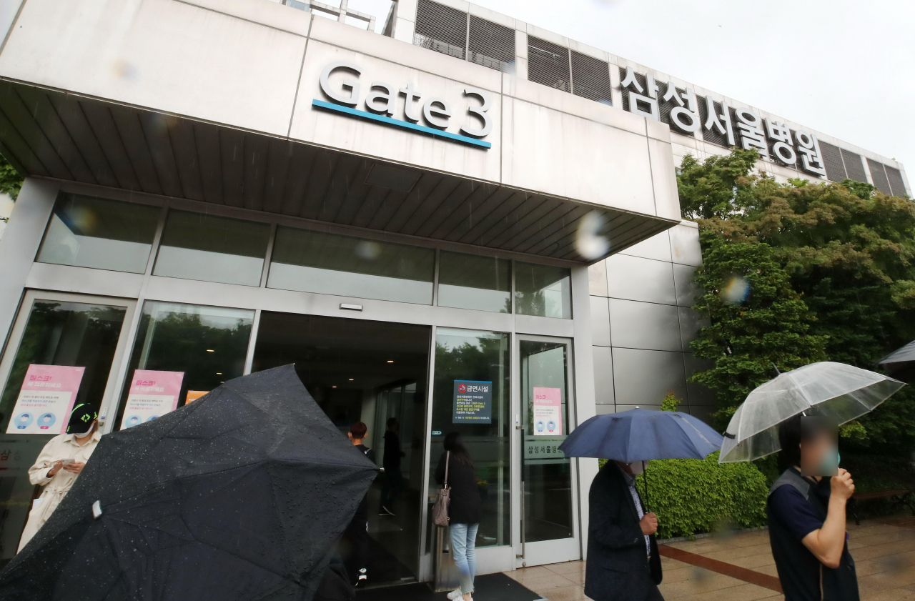 서울시가 삼성서울병원 간호사 4명이 신종 코로나바이러스 감염증(코로나19)에 감염됐다고 19일 발표했다. 서울시에 따르면 전날 흉부외과 수술실 간호사 1명이 확진됐으며 추가 검사에서 3명이 확진으로 나타났다. 사진은 서울 강남구 삼성서울병원의 모습. [연합]