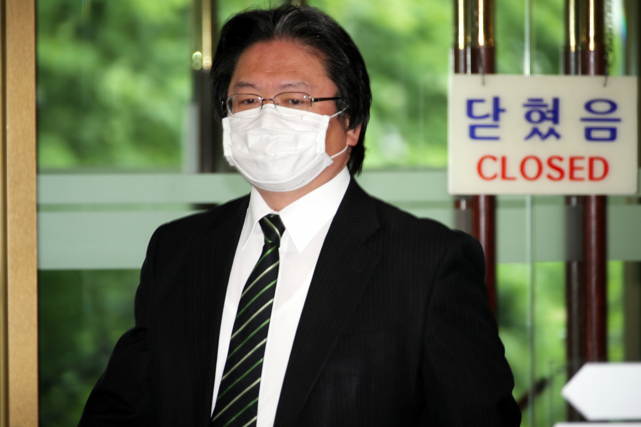 소마 히로히사 주한 일본대사관 총괄공사가 19일 서울 종로구 도렴동 외교부 청사로 초치 돼 청사로 들어오고 있다. [연합]