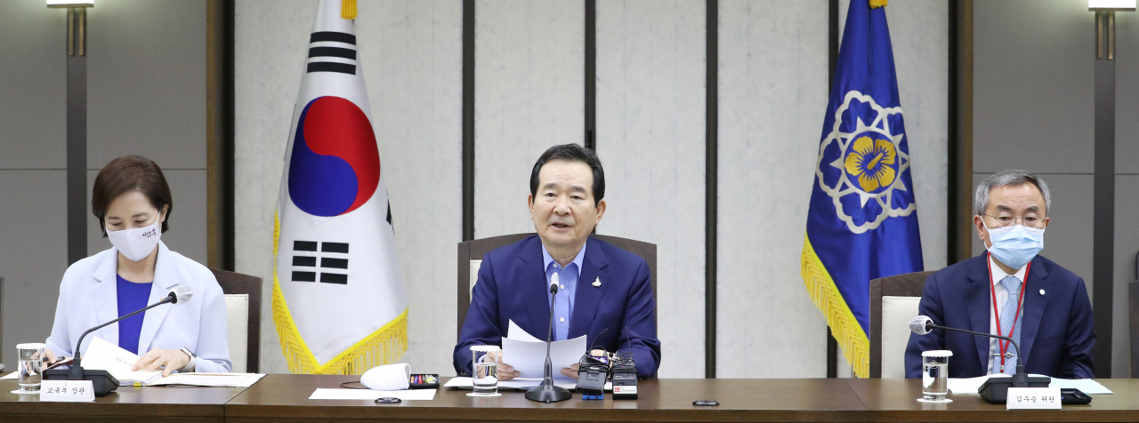 정세균 국무총리(가운데)가 19일 오전 정부세종청사에서 열린 제4차 국가산학연협력위원회를 주재, 발언하고 있다.［연합］