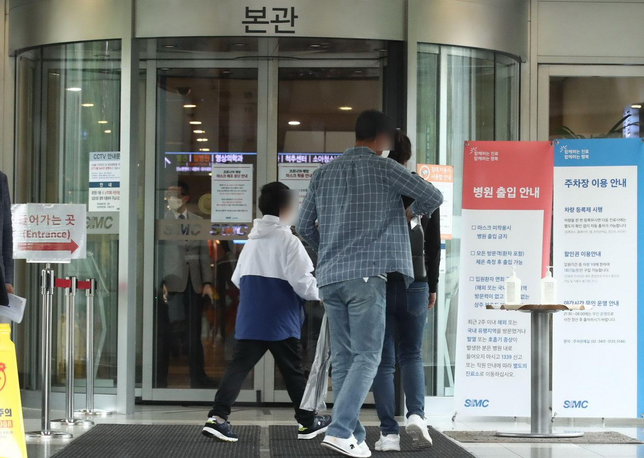 서울시가 삼성서울병원 간호사 4명이 신종 코로나바이러스 감염증(코로나19)에 감염됐다고 19일 발표했다. 서울시에 따르면 전날 흉부외과 수술실 간호사 1명이 확진됐으며 추가 검사에서 3명이 확진으로 나타났다. 사진은 서울 강남구 삼성서울병원의 모습. [연합]