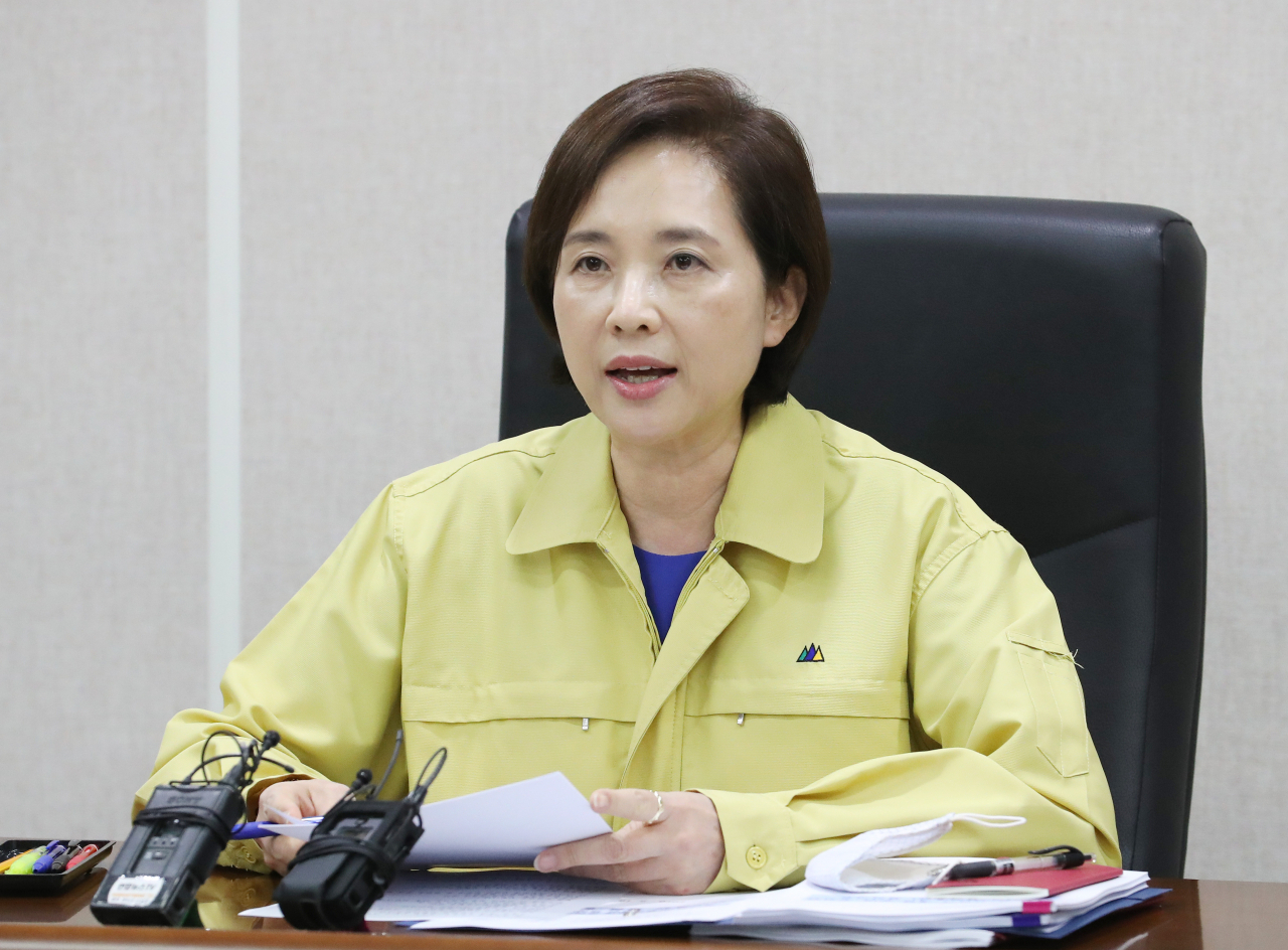 유은혜 사회부총리 겸 교육부 장관이 19일 오후 세종시 정부세종청사에서 신학기 개학준비추진단 회의를 주재하며 발언하고 있다. [연합]