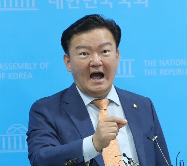 민경욱 국회의원이 19일 오전 서울 여의도 국회 소통관에서 기자회견을 하고 있다.