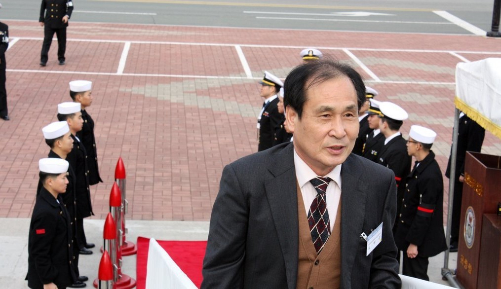 지난 2015년 1월 21일 '아덴만 여명작전' 4주년 기념식이 열린 부산 해군작전사령부 내 최영함에 오르는 석해균 전 삼호주얼리호 선장의 모습. [연합]