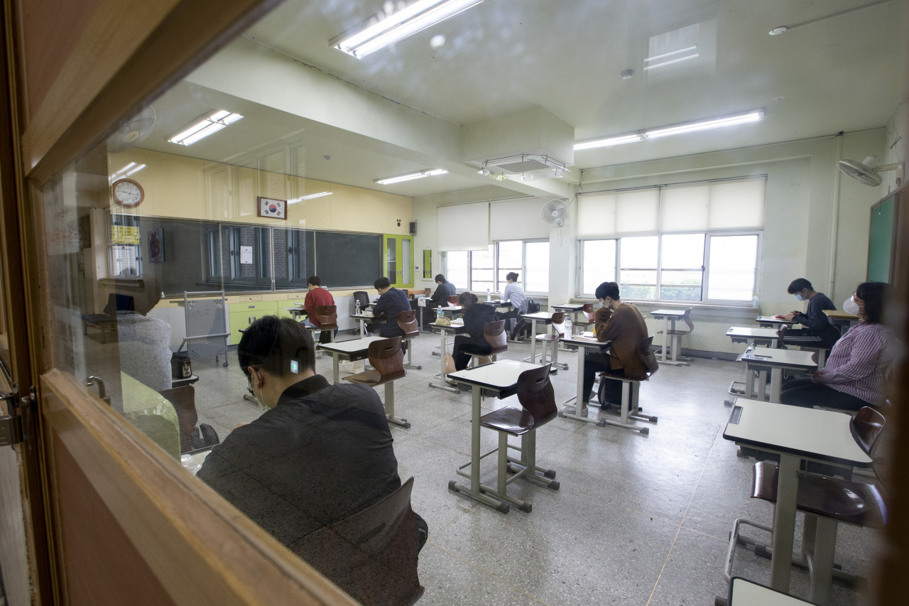지난 16일 서울 시내 한 고사장에서 국가공무원 채용 시험이 진행되고 있다. 이 시험은 애초 2월 29일로 예정돼 있었지만, 코로나19 확산으로 미뤄졌다.[연합]
