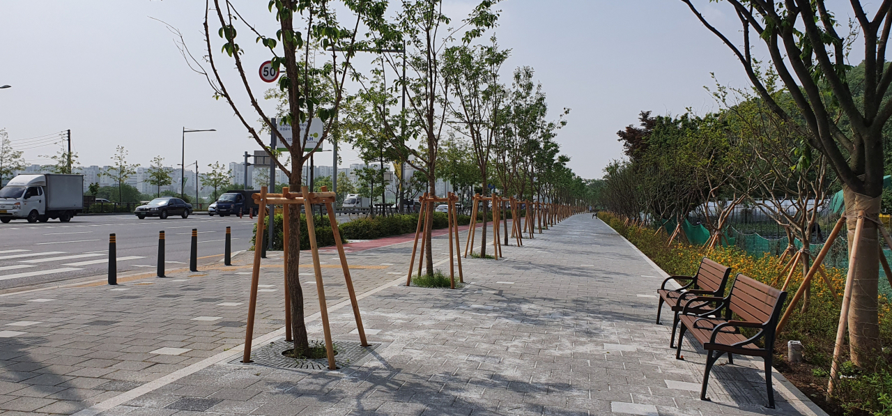 보행환경이 개선된 강남구 밤고개로. [서울시 제공]