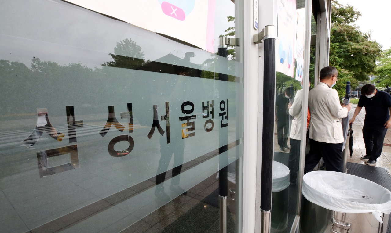 삼성서울병원 간호사 4명이 신종 코로나바이러스 감염증(코로나19)에 감염됐다. 19일 서울시 발표에 따르면 전날 흉부외과 수술실 간호사 1명이 확진됐으며 추가 검사에서 3명이 추가 확진됐다. 사진은 이날 서울 강남구 삼성서울병원의 모습. 연합뉴스