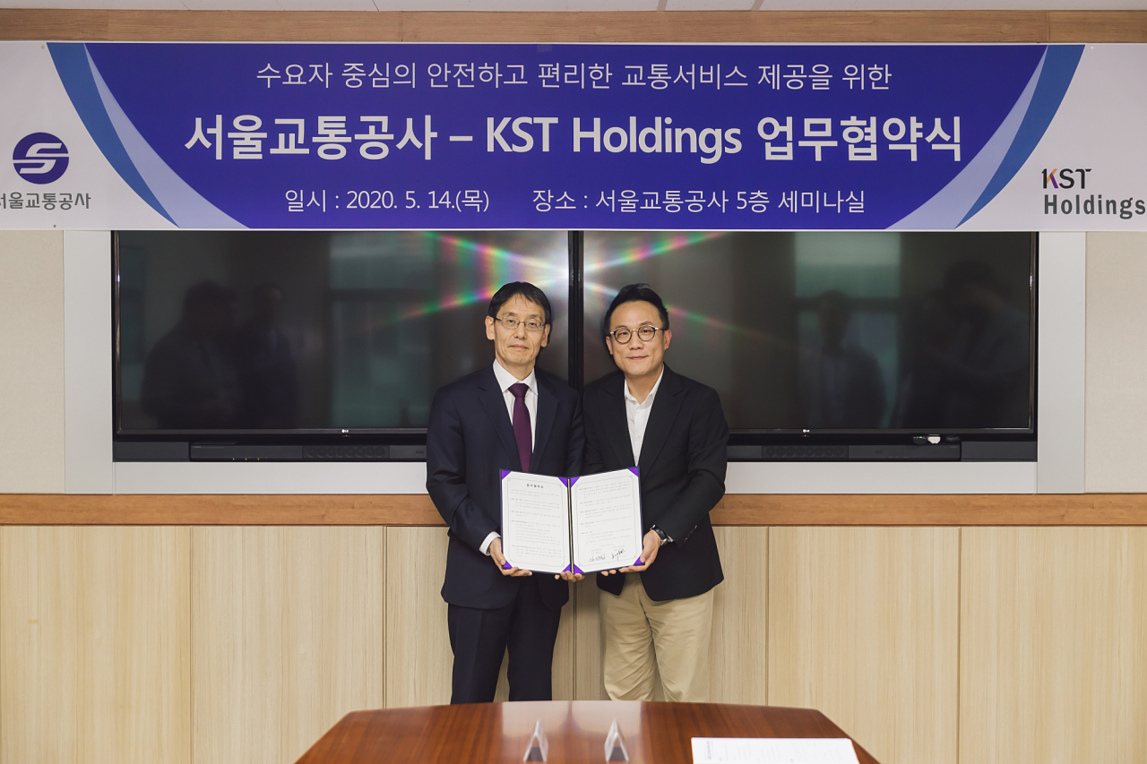 김상범 서울교통공사 사장(왼쪽)과 홍시현 KST홀딩스 대표(오른쪽)가 서울교통공사 본사에서 업무협약을 체결 후 기념촬영을 하고 있다.(사진=KST홀딩스)