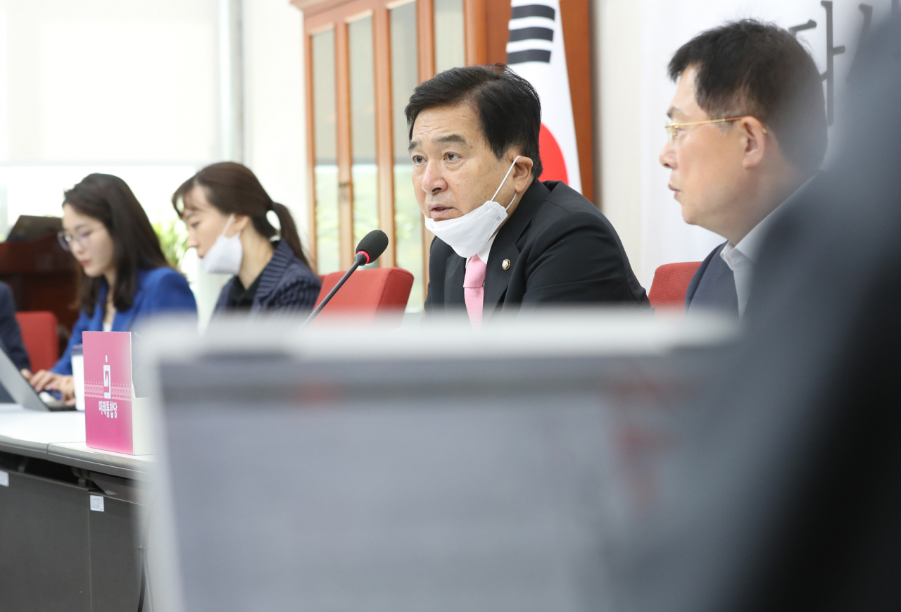 심재철 당시 미래통합당 원내대표가 지난 7일 오전 서울 여의도 국회에서 열린 언론 간담회에서 4.15 총선 패배 원인에 대해 말하고 있다. [연합]