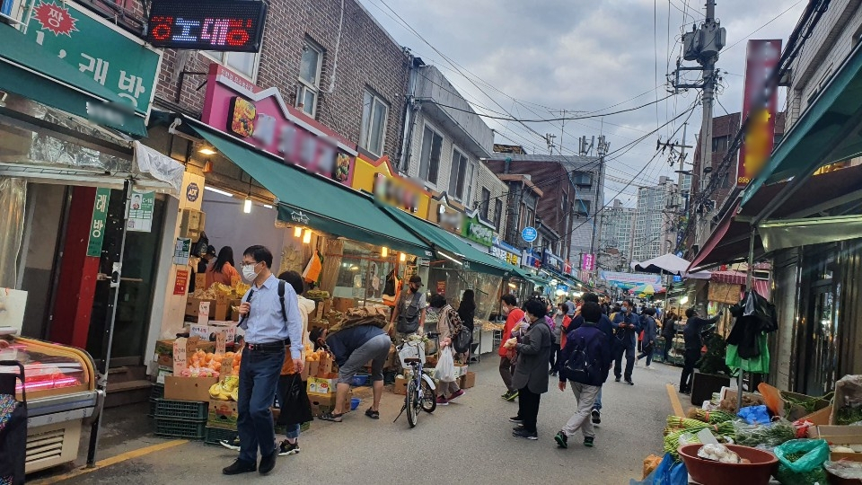 19일 오후 6시께 방문한 서울 용산구 용문시장. 평일 오후인데도 식재료나 반찬을 사는 중장년층이 많았다. [사진=김빛나 기자]
