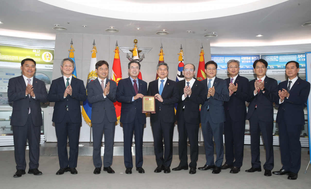 이성희 농협중앙회장(왼쪽에서 네번째), 정경두 국방부 장관(왼쪽에서 다섯번째)이 감사패 전달식에서 양측 관계자들과 기념촬영을 하고 있다. [농협 제공]
