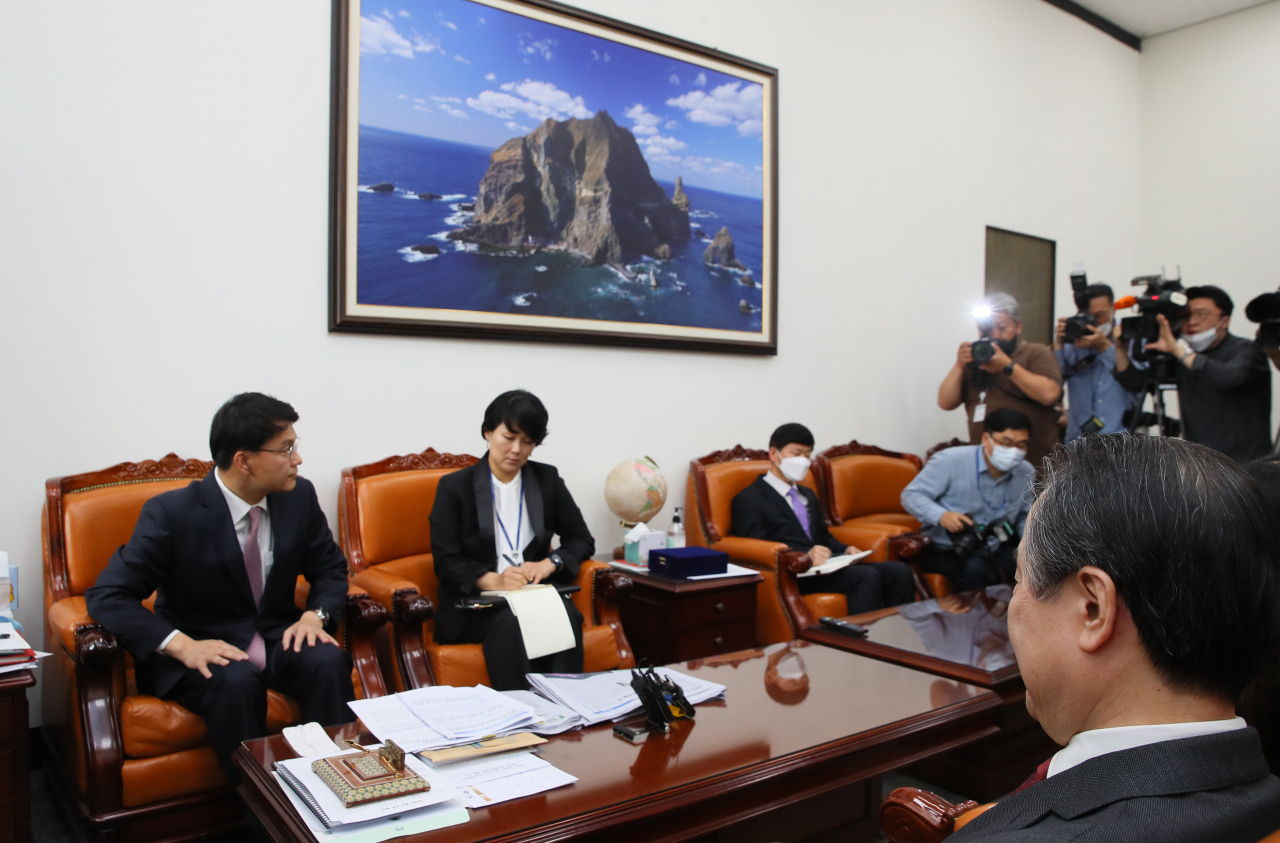 도미타 고지 주한 일본대사(오른쪽)가 20일 국회 외교통일위원장실에서 윤상현 외통위원장(왼쪽)의 독도 관련 발언에 답변하고 있다. 벽에는 독도 전경 사진이 걸려 있다. [연합]