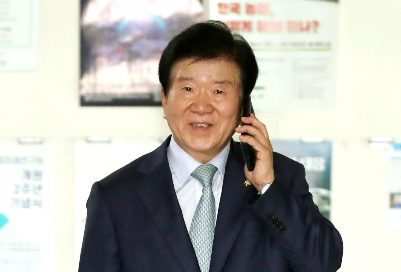 21대 국회 첫 국회의장 후보로 사실상 추대된 더불어민주당 박병석 의원이 20일 오전 서울 여의도 국회 의원회관 의원실에 들어서고 있다. [연합]